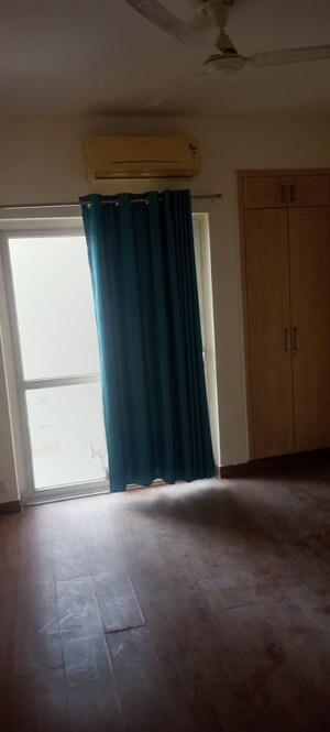 Room in 3 BHK Apartment at BPTP The Resort, Sector 75 – for Rent