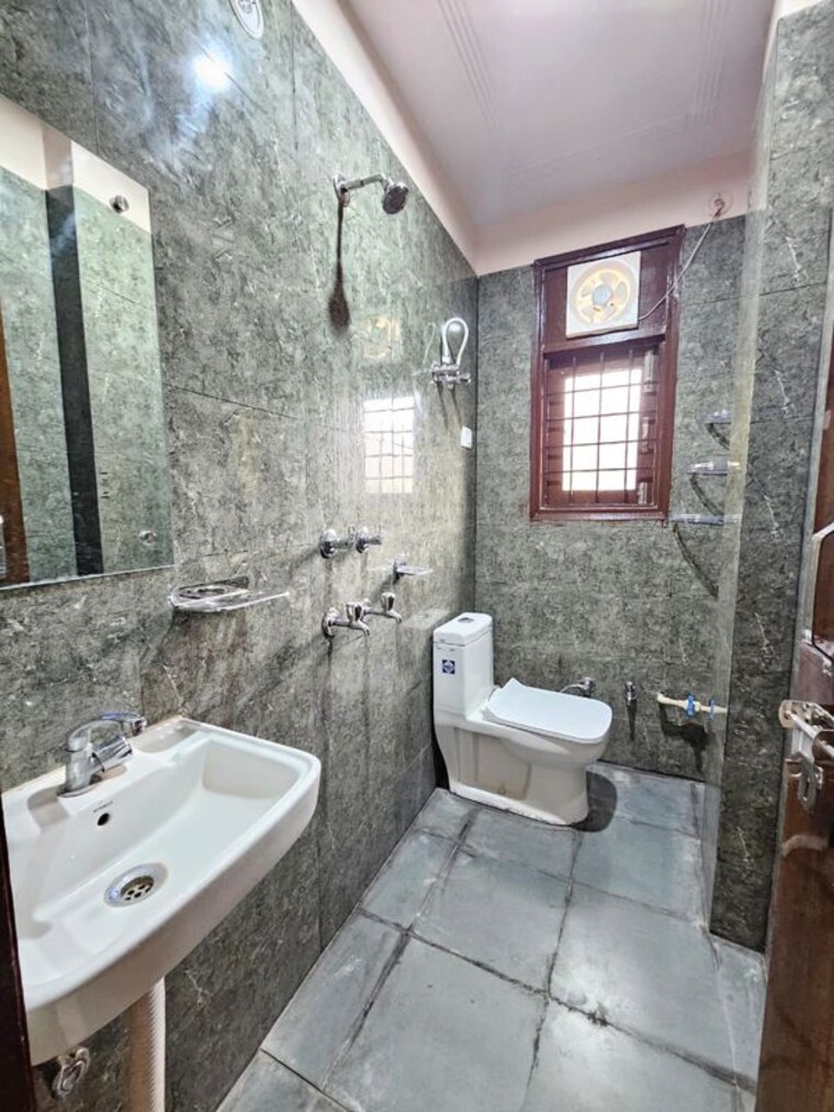 Bathroom, palm-residency-chhatarpur 1 Bedroom 400 Sq.Ft. Builder Floor In Chattarpur Delhi 10482442