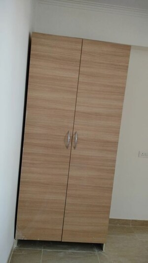 Room in 2 BHK Apartment at Gaur City 7th Avenue, Sector 4 Greater Noida – for Rent