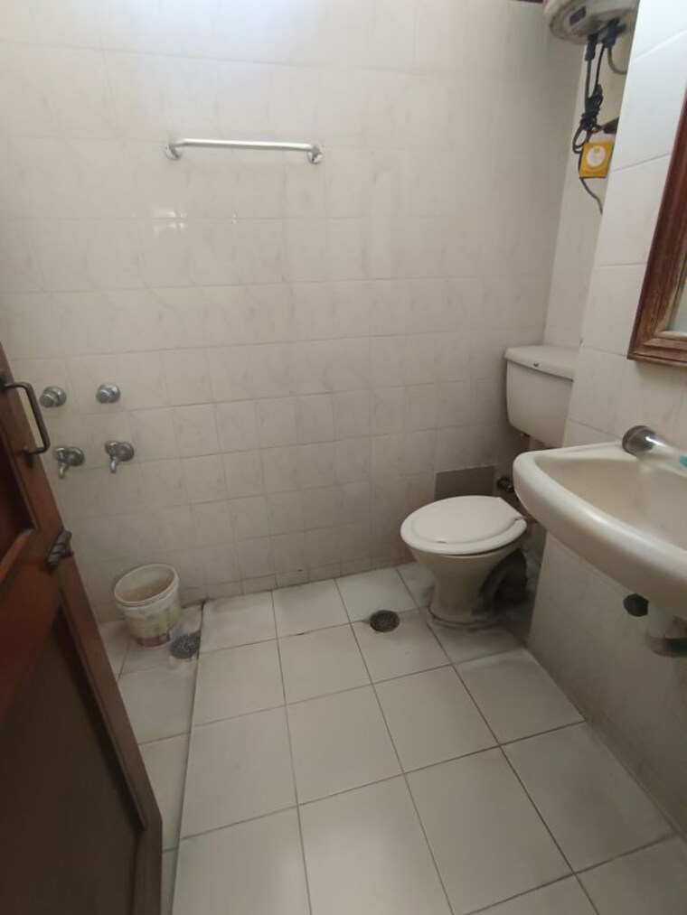 Bathroom, malviya nagar 2 Bedroom 1250 Sq.Ft. Builder Floor In Malviya Nagar Delhi 10482465