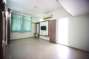 Room in 2 BHK Apartment at Ellisbridge – for Sale