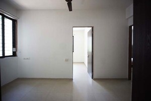 Room in 3.5 BHK Apartment at Ellisbridge – for Sale