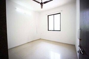 Room in 3.5 BHK Apartment at Ellisbridge – for Sale