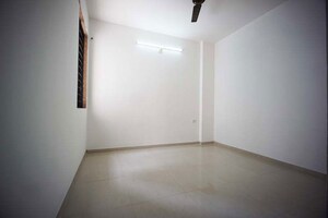 Room in 3.5 BHK Apartment at Ellisbridge – for Sale