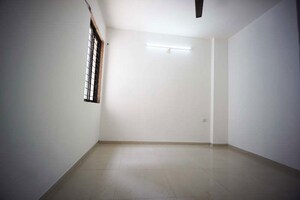Room in 3.5 BHK Apartment at Ellisbridge – for Sale