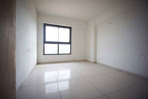Room in 4 BHK Apartment at Ellisbridge – for Sale