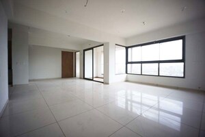 Room in 4 BHK Apartment at Ellisbridge – for Sale