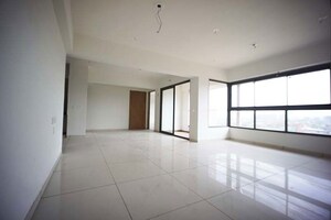Room in 4 BHK Apartment at Ellisbridge – for Sale