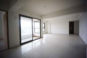 Room in 4 BHK Apartment at Ellisbridge – for Sale