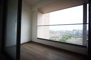 Room in 4 BHK Apartment at Ellisbridge – for Sale