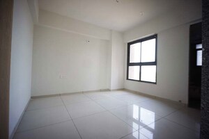 Room in 4 BHK Apartment at Ellisbridge – for Sale