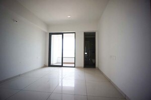 Room in 4 BHK Apartment at Ellisbridge – for Sale