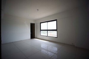 Room in 4 BHK Apartment at Ellisbridge – for Sale