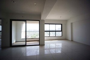 Room in 4 BHK Apartment at Ellisbridge – for Sale