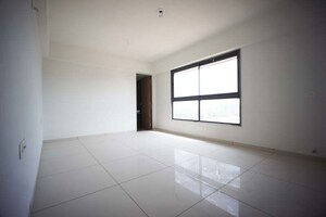 Room in 4 BHK Apartment at Ellisbridge – for Sale