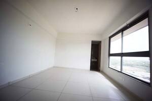 Room in 4 BHK Apartment at Ellisbridge – for Sale