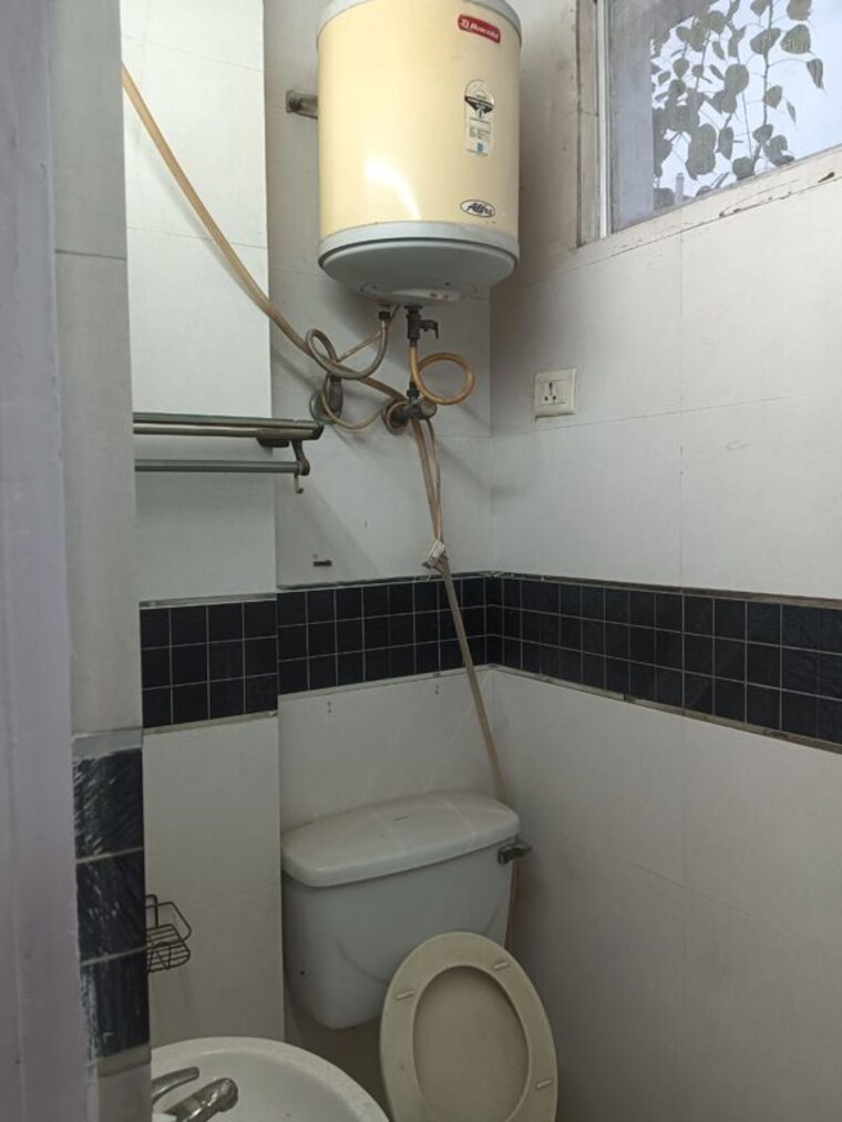 Bathroom, dayanand colony 2 Bedroom 900 Sq.Ft. Builder Floor In Dayanand Colony Delhi 10482560