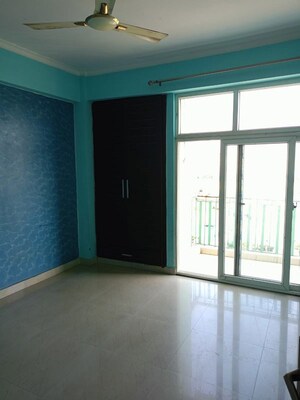 Room in 3 BHK Apartment at Prateek Wisteria, Sector 77 – for Rent