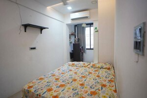 Bedroom in 2.5 BHK Apartment at Gurukul CHS Matunga, Matunga East – for Rent