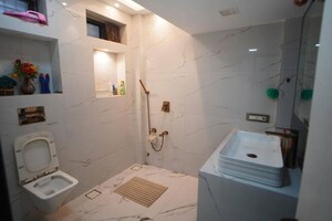 Bathroom in 2.5 BHK Apartment at Gurukul CHS Matunga, Matunga East – for Rent