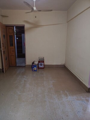 Room in 1 BHK Apartment at Anita Building Kandivali, Kandivali East – for Rent