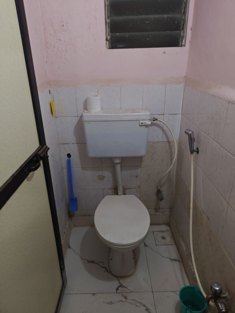 Bathroom, anita-building-kandivali 1 Bedroom 525 Sq.Ft. Apartment In Kandivali East Mumbai 10482603