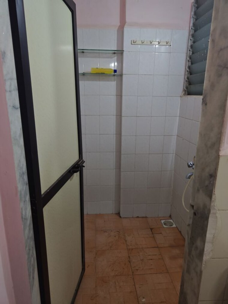 Bathroom, anita-building-kandivali 1 Bedroom 525 Sq.Ft. Apartment In Kandivali East Mumbai 10482603