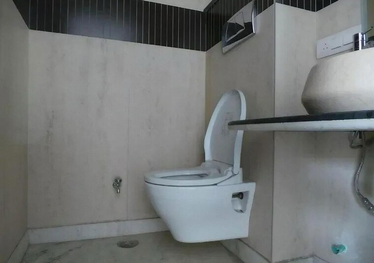 Bathroom, sector 47 6+ Bedroom 434 Sq.Mt. Independent House In Sector 47 Noida 10482666