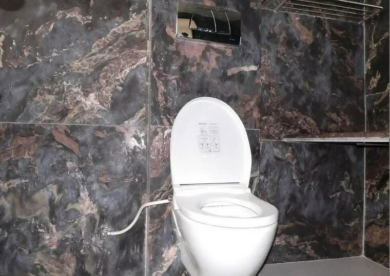Bathroom, sector 47 6+ Bedroom 434 Sq.Mt. Independent House In Sector 47 Noida 10482666