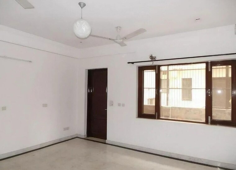 Room, sector 47 6+ Bedroom 434 Sq.Mt. Independent House In Sector 47 Noida 10482666