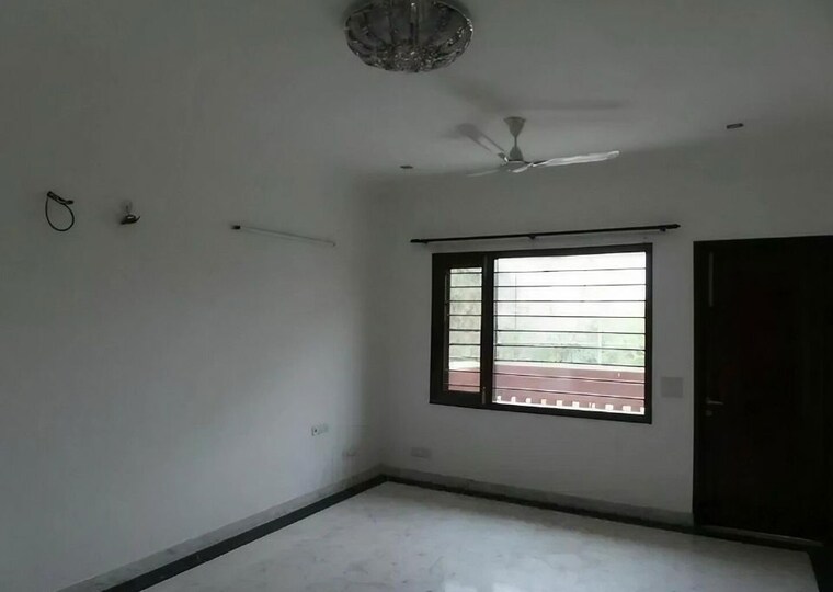 Room, sector 47 6+ Bedroom 434 Sq.Mt. Independent House In Sector 47 Noida 10482666