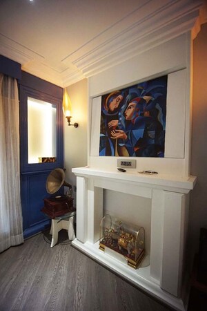 Furnished Amenities in 6 BHK Apartment at Ellisbridge – for Sale