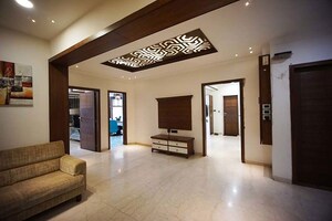 Room in 6 BHK Apartment at Ellisbridge – for Sale