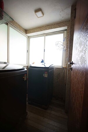 Room in 6 BHK Apartment at Ellisbridge – for Sale