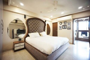 Bedroom in 6 BHK Apartment at Ellisbridge – for Sale