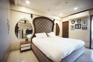 Bedroom in 6 BHK Apartment at Ellisbridge – for Sale
