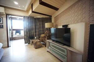 Living Room in 6 BHK Apartment at Ellisbridge – for Sale