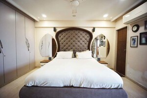 Bedroom in 6 BHK Apartment at Ellisbridge – for Sale