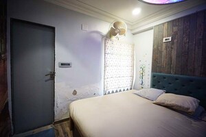 Living Room in 6 BHK Apartment at Ellisbridge – for Sale