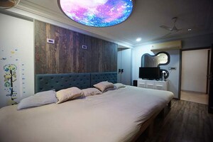 Bedroom in 6 BHK Apartment at Ellisbridge – for Sale
