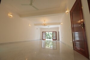 Room in 6+ BHK Independent House at New Friends Colony – for Rent