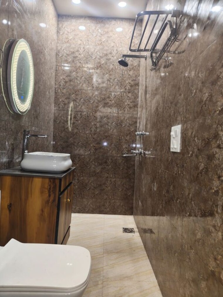 Bathroom, malviya nagar 2 Bedroom 125 Sq.Yd. Builder Floor In Malviya Nagar Delhi 10482740