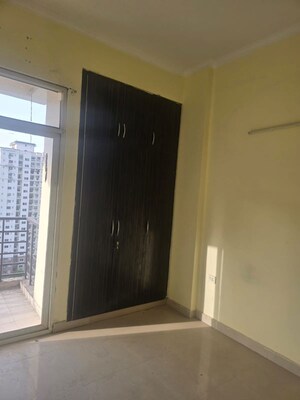 Room in 2.5 BHK Apartment at Nimbus The Hyde park, Sector 78 – for Rent