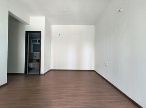 Room in 2 BHK Apartment at Puravankara Silversands, Mundhwa – for Rent
