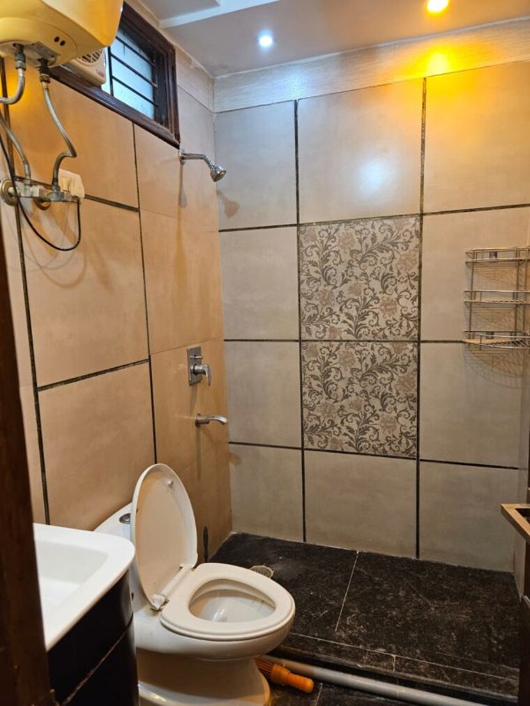 Bathroom, jawahar nagar 2 Bedroom 112 Sq.Yd. Builder Floor In Jawahar Nagar Delhi 10482779