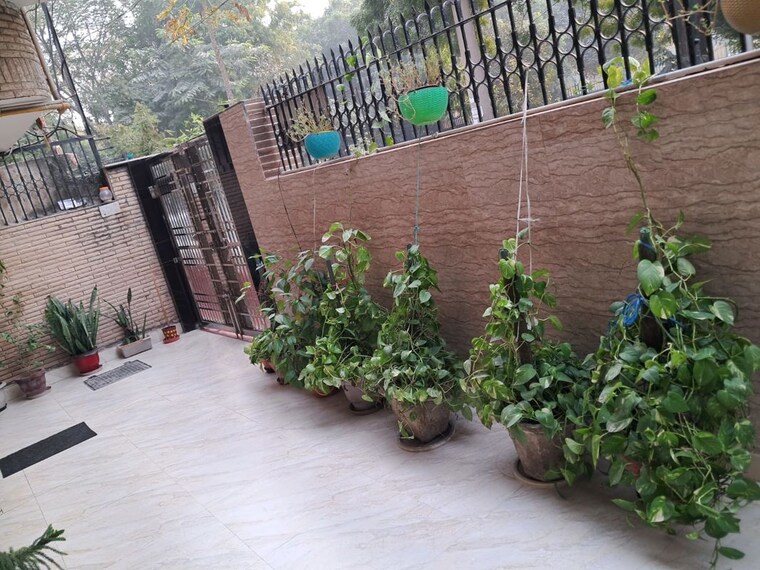 Balcony, jawahar nagar 2 Bedroom 250 Sq.Yd. Builder Floor In Jawahar Nagar Delhi 10482790