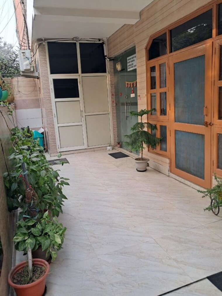  Parking, jawahar nagar 2 Bedroom 250 Sq.Yd. Builder Floor In Jawahar Nagar Delhi 10482790