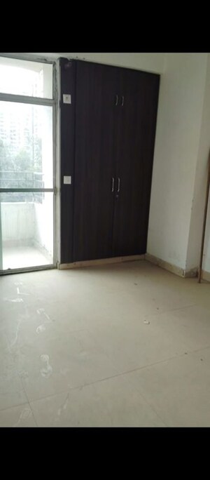 Room in 3 BHK Apartment at Kbnows Apartment, Sector 16 Greater Noida – for Sale
