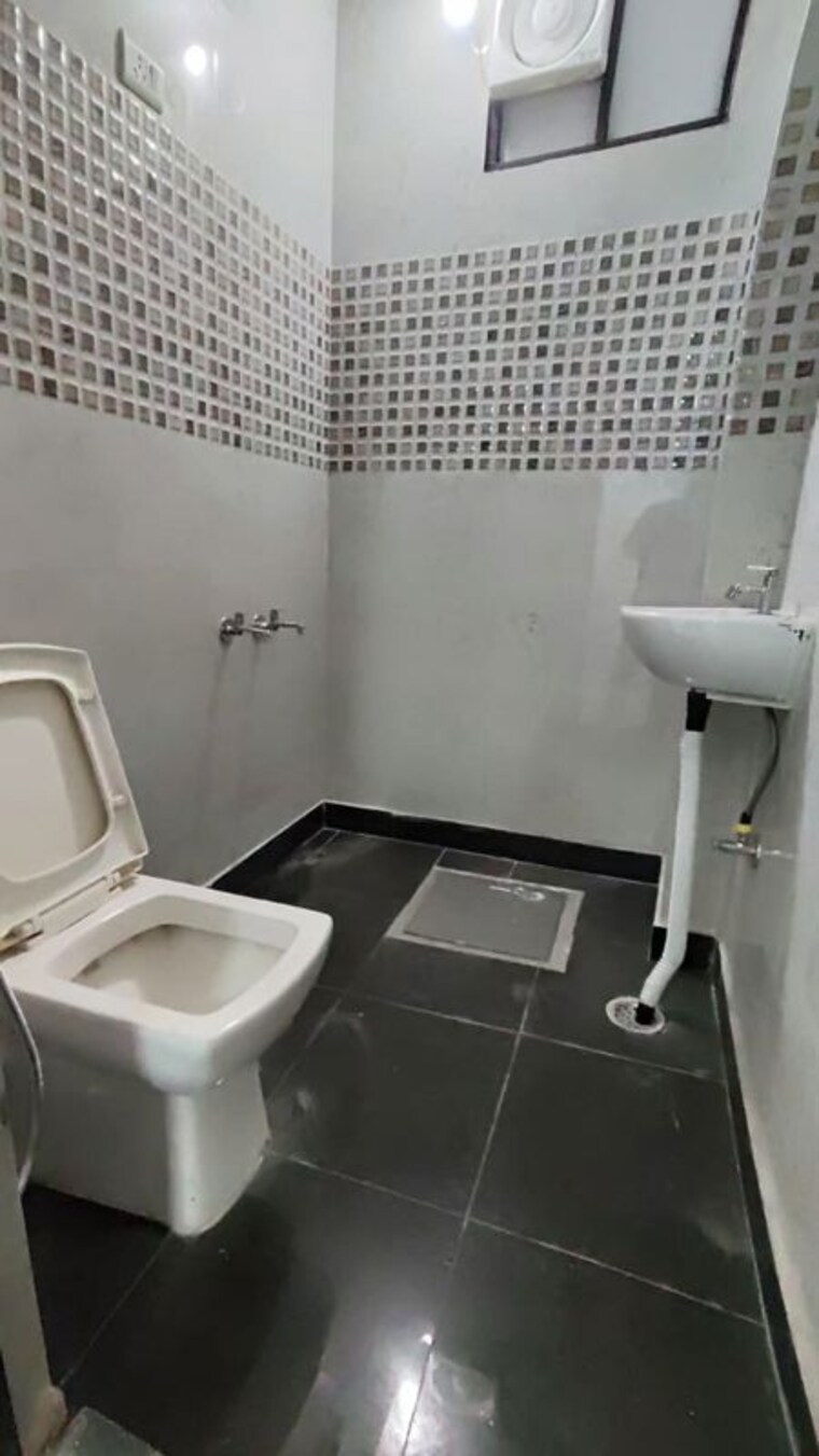 Bathroom, chattarpur 2 Bedroom 800 Sq.Ft. Builder Floor In Chattarpur Delhi 10482860