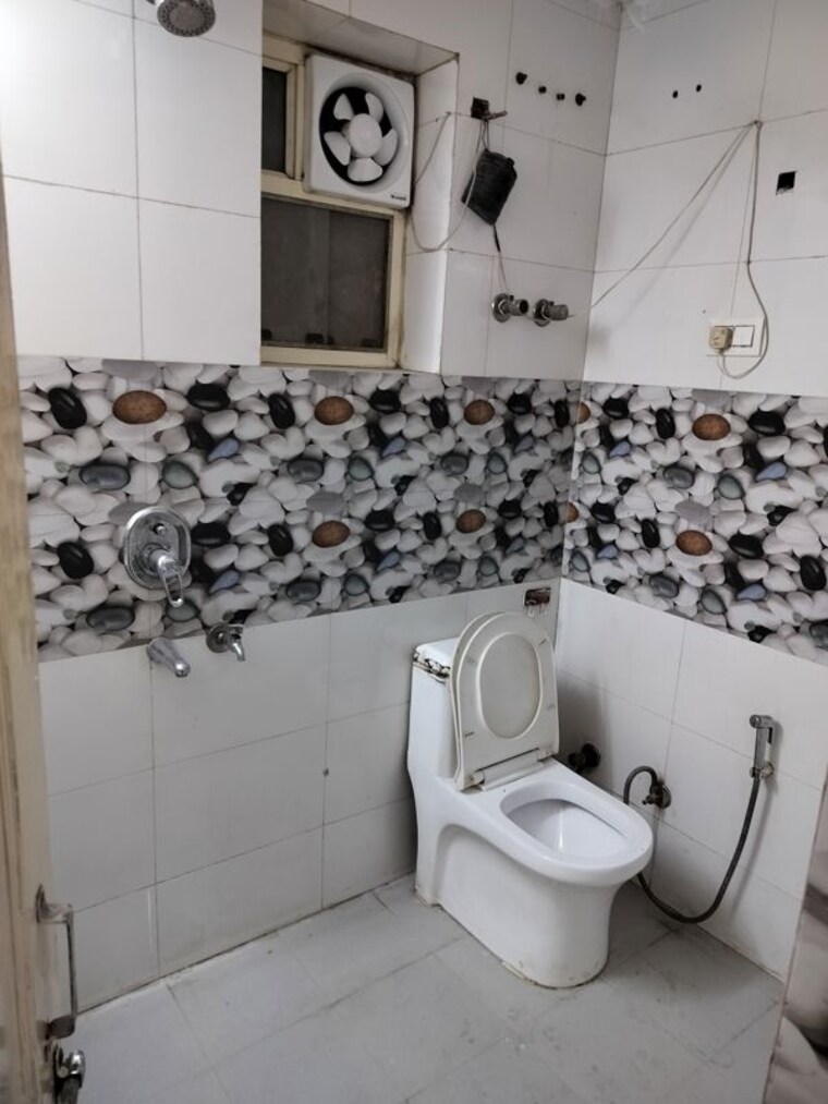 Bathroom, sector 14 dwarka 1 Bedroom 450 Sq.Ft. Apartment In Sector 14 Dwarka Delhi 10482998